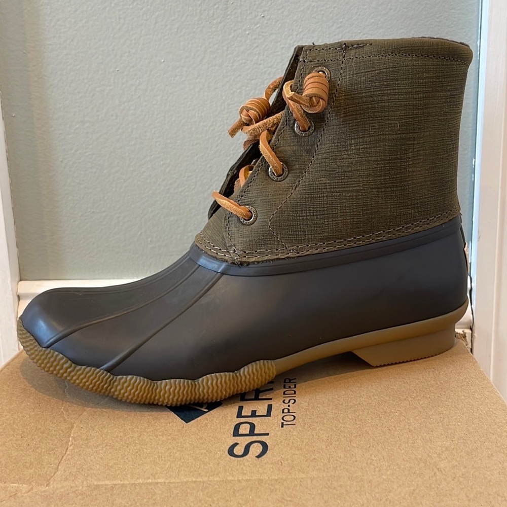 Womens Sperry saltwater duck boots in brown/olive size 6.5, never worn.